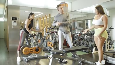 Woman came nearly the gym not be required of training but pussy-nailing